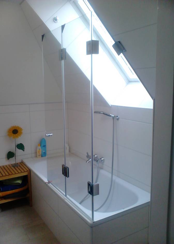 Badewannenaufsatz in Dachschrägen - Duschabtrennung oder Duschwand aus Glas - Glaserei Gassewitz in Oldenburg